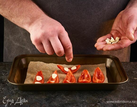 Для оригинального завтрака можно заранее приготовить вяленые томаты. Помидоры нарежьте дольками, удалите семена, на каждый кусочек выложите чеснок.