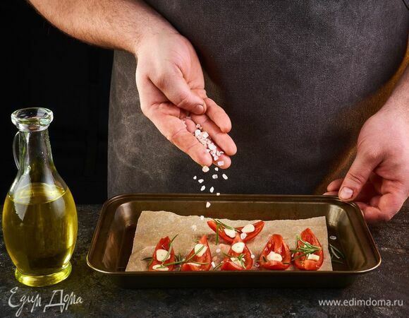 Добавьте розмарин, посолите, полейте маслом и отправьте вялиться в духовку при 120°C на 1,5–2 часа.