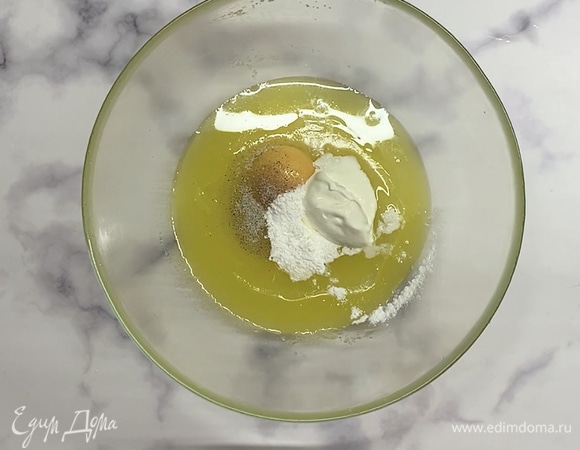 Сливочное масло нужно растопить и немного остудить. С сахаром взбиваем миксером пару минут. Затем добавляем яйцо, сметану, ванильный сахар и разрыхлитель. Перемешиваем вместе. Просеиваем муку и замешиваем плотное тесто.