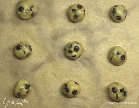 Из холодного теста формируем шарики размером с грецкий орех. Противень застелить пергаментом. Выкладываем печенье на расстоянии друг от друга, так как тесто будет немного растекаться.