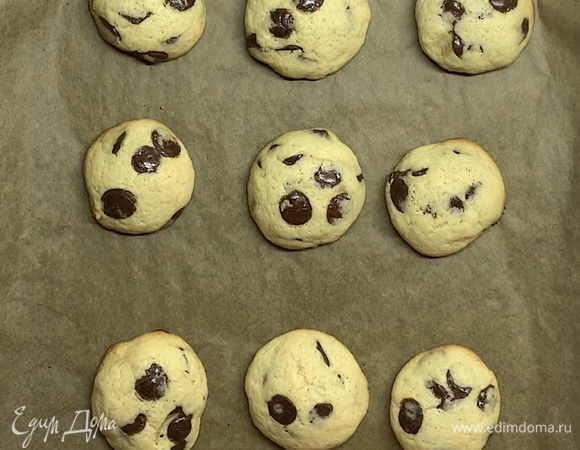 В разогретой до 180°C духовке выпекаем 15–20 минут. Если печенье стало золотистым, оно уже готово. Перекладываем печенье и даем ему немного остывать.