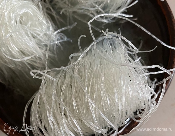 Берем фунчозу и заливаем горячей водой. Пока фунчоза отдыхает в воде, занимаемся подготовкой к обжарке остальных ингредиентов.