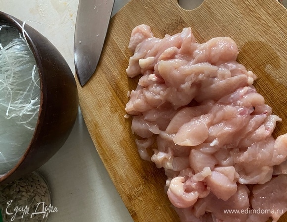 Нарезаем промытое куриное филе небольшими ломтиками.