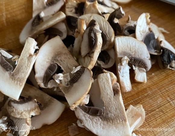 Средними ломтиками нарезаем свежие шампиньоны.