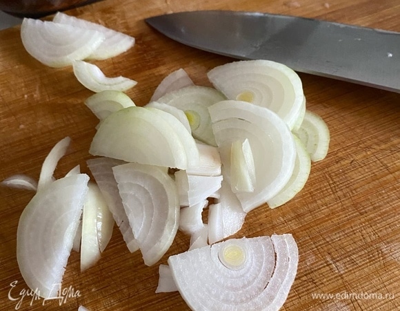 Полукольцами — репчатый лук.