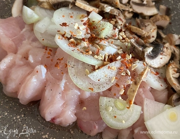 Филе, грибы и лук отправляем на сковороду с подсолнечным маслом. Приправляем сушеным чесноком, черным перцем и красным острым перцем (я люблю хлопьями).