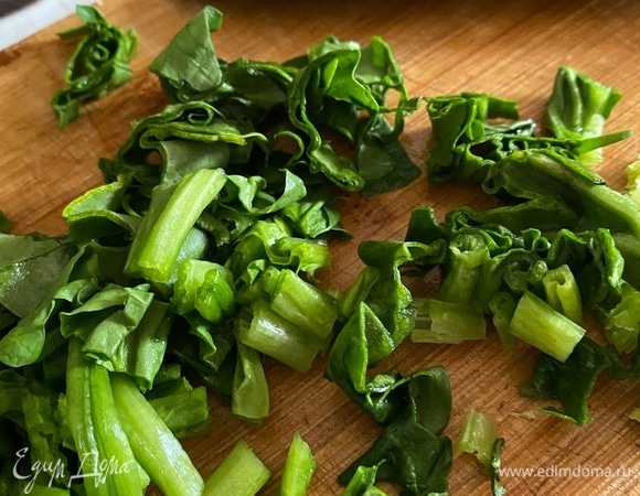 Пока все обжаривается, нарезаем шпинат.