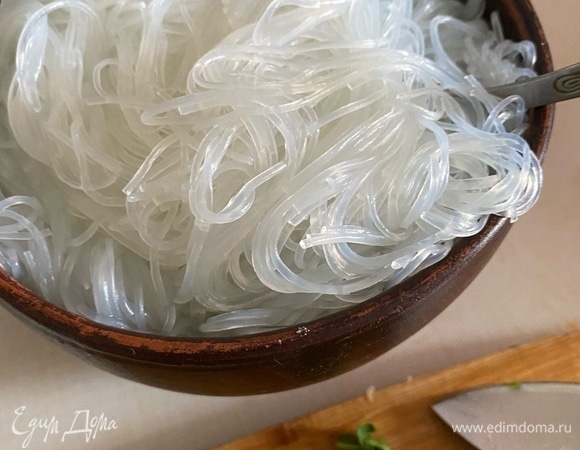 Пока мы все нарезали и отправляли в сковороду, фунчоза приготовилась. Я дополнительно промываю ее под горячей водой.