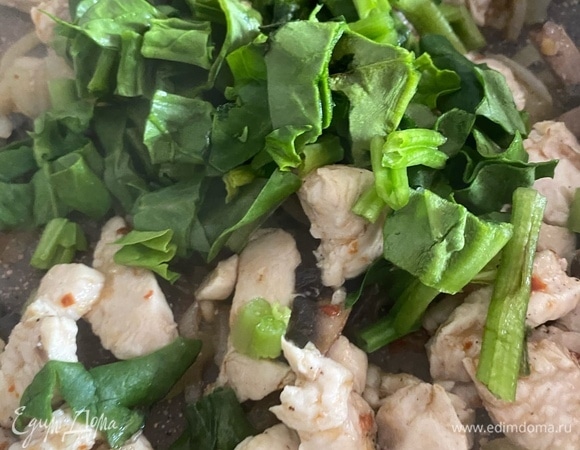 В сковороду отправляем нарезанный шпинат и готовим, пока он не приготовится.