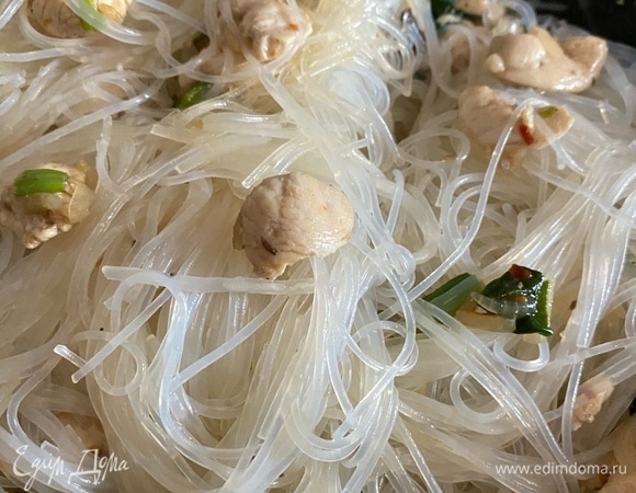 Отправляем фунчозу в сковороду к нашим обжаренным ингредиентам. Хорошо перемешиваем.