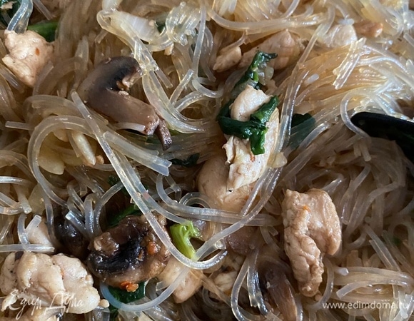 Заливаем соевый соус и хорошо промешиваем. Тут уже огонь можно увеличить до максимума, и через несколько минут все готово.