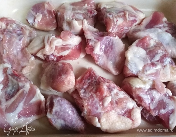 Куски курицы посолить, выложить в форму. Поставить в духовку на 1 час при 200°C.