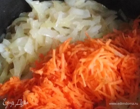 Лук обжарить на растительном масле до золотистого цвета. Добавить натертую морковь. Жарить в течение 2 минут.