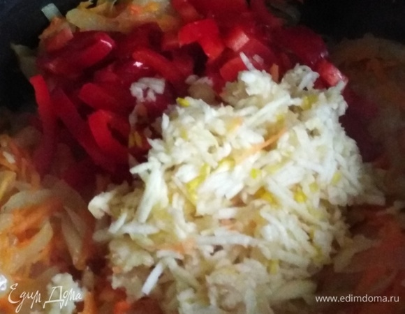Всыпать к овощам нарезанный болгарский перец и натертый на терке чеснок. Обжаривать 3–4 минуты.