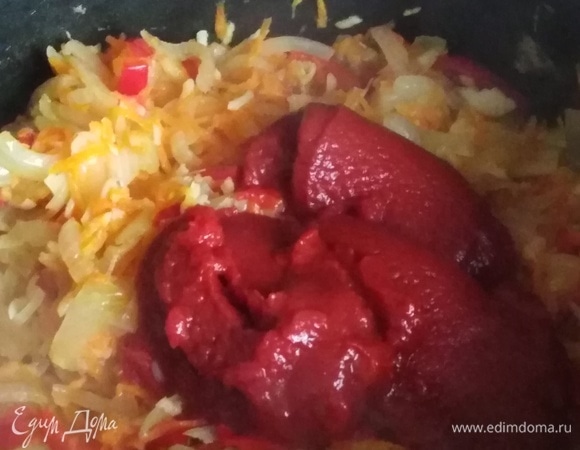3 ст. л. томатной пасты прибавить к овощам. Посыпать сахаром. Обжарить пару минут.