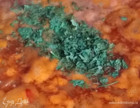 Залить 1 л воды. Добавить сушеную кинзу и хмели-сунели. Довести до кипения.