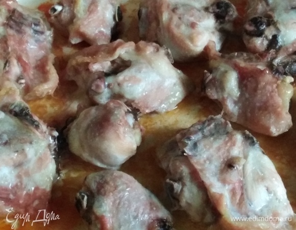 Курицу достать из духовки.