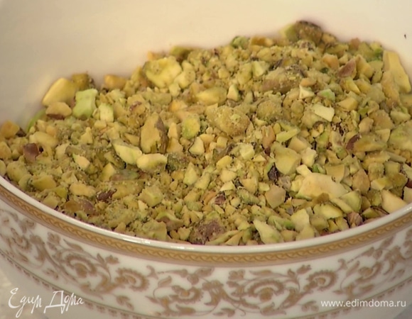 Фисташки измельчить в блендере или порубить ножом.