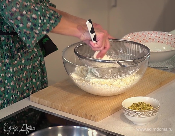 Творог протереть через сито, добавить сливочное масло комнатной температуры и все вымешать.