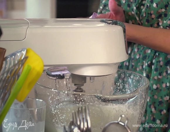 Сливки влить в чашу комбайна и взбить, затем всыпать сахарную пудру, зерна ванили и продолжать взбивать, пока не получится плотная воздушная масса.