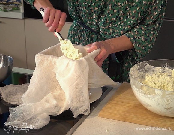 Форму для пасхи поставить на тарелку, выстелить несколькими слоями марли и выложить творожную массу. Края марли завернуть крест-накрест, сверху поместить груз и убрать пасху в прохладное место минимум на сутки.