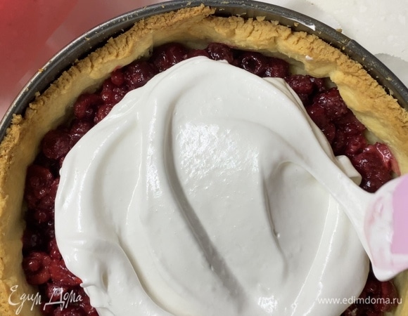 Выложить ягоды на готовую основу из теста. Яичные белки взбить с сахаром до устойчивых пиков. Аккуратно распределить поверх ягод.