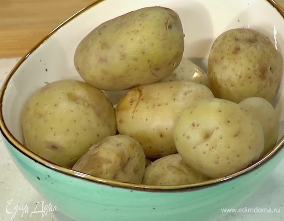 Картофель отварить в мундире, затем разрезать вдоль пополам.