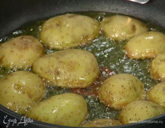 В сковороде разогреть 1 ст. ложку оливкового масла и обжарить картофель с двух сторон до золотистой корочки.