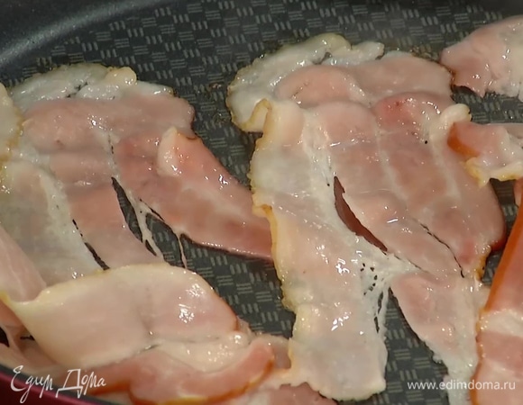 Бекон обжарить с двух сторон на сковороде без масла, затем выложить на бумажное полотенце, а в сковороду влить оставшееся оливковое масло.