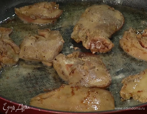 Кусочки печени обвалять в мучной смеси и обжарить в разогретом масле с двух сторон до готовности.  