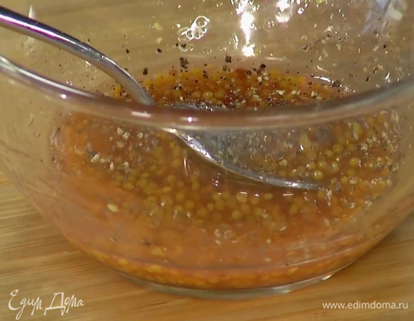 Приготовить заправку: горчицу соединить с малиновым уксусом, добавить оливковое масло Extra Virgin, по щепотке соли и перца, все перемешать.