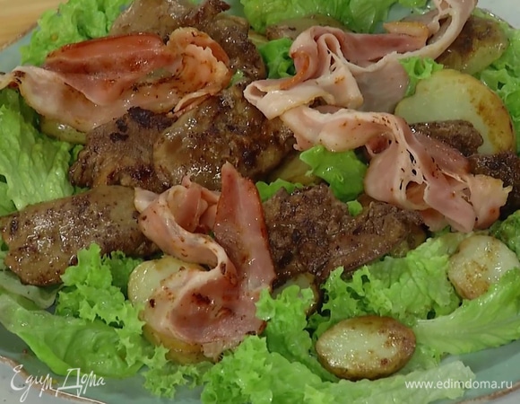 Листья салата смазать заправкой и выложить на большую тарелку, сверху разложить картофель, готовую печень и бекон, украсить салат порванными руками листьями базилика.