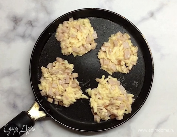 Сковородку смазываем растительным маслом и выкладываем четыре «оладушка». Накрываем крышкой и готовим 4–5 минут на медленном огне.