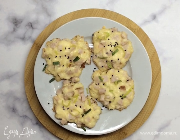 Мини-пиццы готовы, украшаем и подаем к столу горячими. Приятного аппетита!