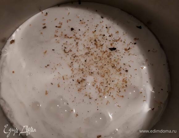 Прогрейте молоко с тертым бобом (или другими специями).