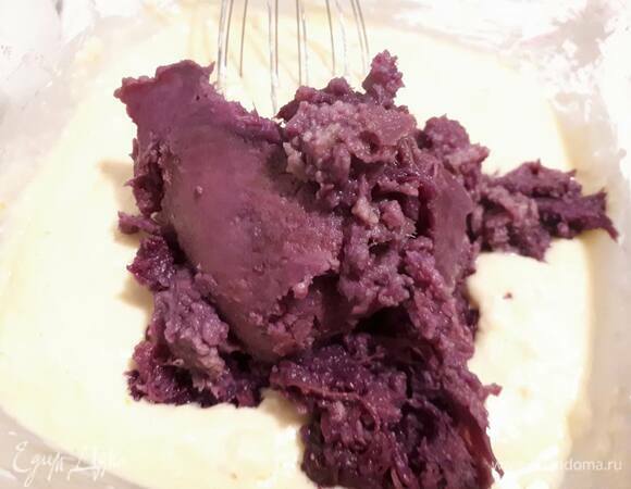 Пюрируйте батат и добавьте в тесто. Перемешайте до однородного состояния.