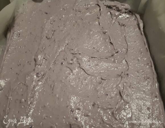 Вылейте тесто в форму и разровняйте. Толщина теста не должна быть очень большой — максимум 2 см.