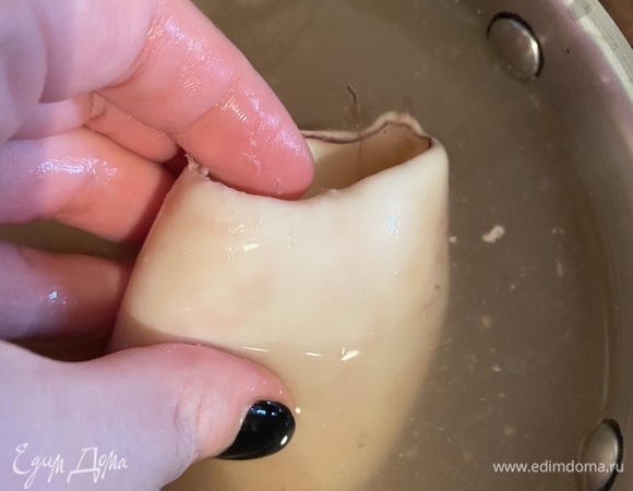 Очищаем наши кальмары, залив кипятком. Добавляем холодную воду и тщательно смываем всю кожицу, которая отслоилась при обварке кипятком.