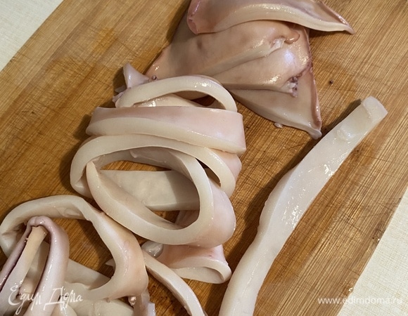 Сначала отрезаем «крылья», их тоже можно использовать для готовки. Тушки нарезаем сначала кольцами, а потом — либо длинными полосками, либо полукольцами.