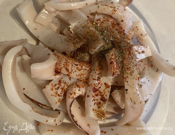 Нарезанные кальмары я мариную, пока готовлю кляр. Для маринада: соевый соус, лимонный сок, кайенский перец, хмели-сунели. Даем отдохнуть.