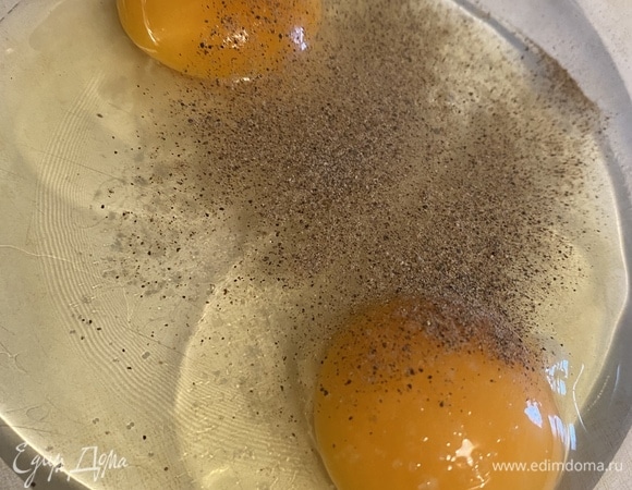 Кляр готовлю самый простой: яйца, мука, черный перец, приправа с перцем.