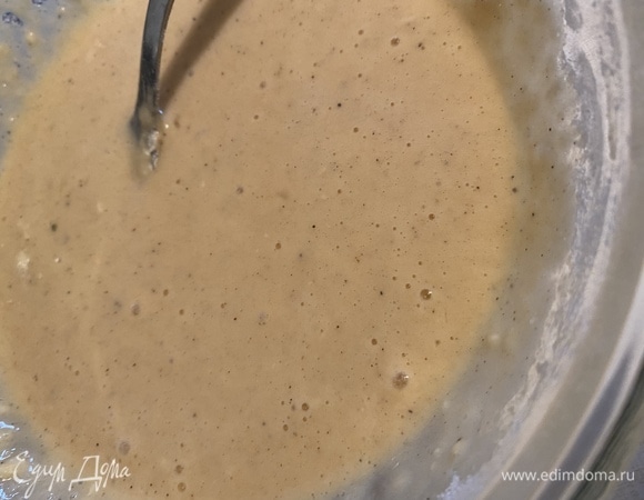 Кляр должен получиться средней густоты, чтобы при жарке не весь стекал с кусочков кальмара.