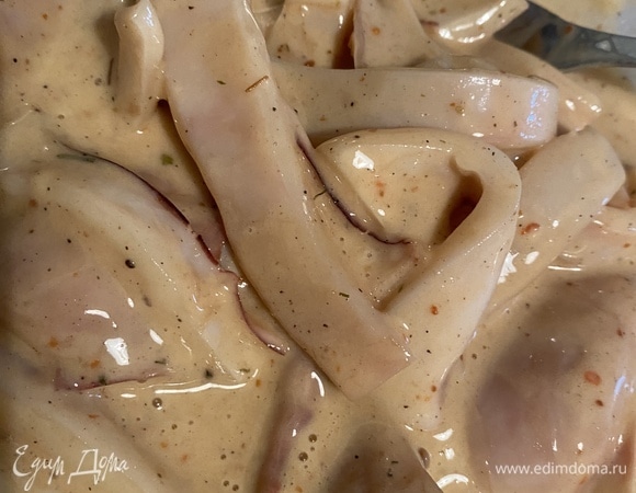 Отправляем промаринованные кальмары в кляр и хорошо перемешиваем. Остатки маринада можно отправить туда же.