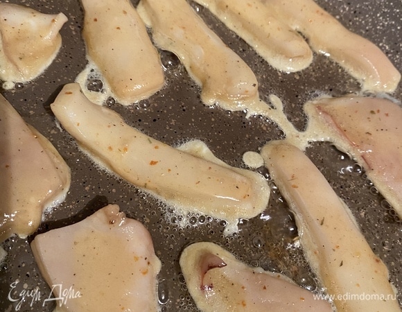 И теперь по одному кусочку, дополнительно обмакивая в тот же кляр, отправляем на сковороду на среднем огне с подсолнечным маслом. Жарить до золотистого цвета с двух сторон, это все достаточно быстро.