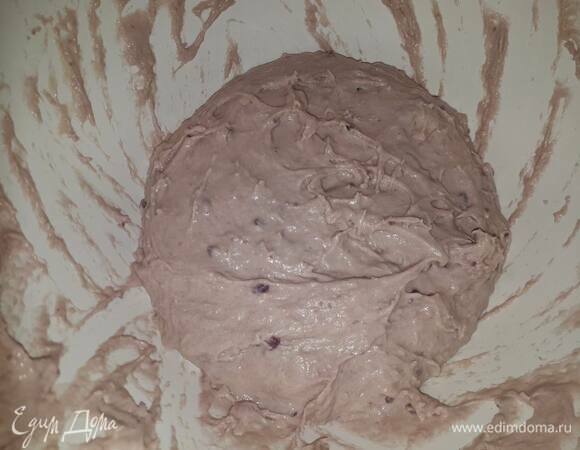 Влейте дрожжи к тесту, добавьте пюре и соль. Месите тесто минут 20. Оно будет липким, но муку добавлять не надо. Затем накройте полотенцем и оставьте подниматься на 3 часа.