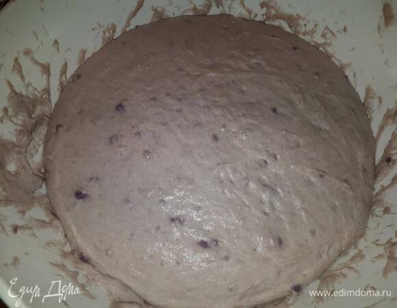 Когда тесто поднимется, уберите его в холодильник на 12 часов.