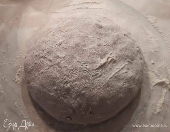 Посыпьте бумагу для выпекания мукой, переложите тесто и сформируйте шар.