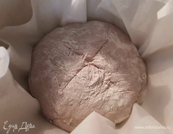 Когда кастрюля прогреется, переложите тесто внутрь и сделайте крестовой надрез. Затем плотно закройте кастрюлю. Я накрыла фольгой и сверху еще крышкой.