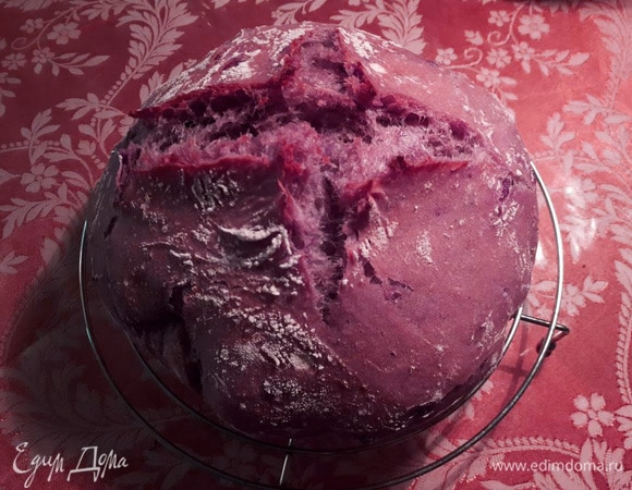 Выпекайте 30–40 минут под крышкой, затем снимите крышку и оставьте еще минут на 15 подрумяниться. Затем переложите хлеб на решетку и дайте остыть.