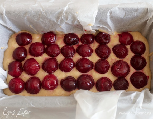 Форму для выпекания выстилаем пергаментом. Перекладываем тесто в форму, сверху выкладываем замороженную вишню, немного углубляя ее (можно использовать другие ягоды или кусочки фруктов). В предварительно разогретую до 180°C духовку ставим форму и выпекаем до готовности 45–60 минут. Приятного аппетита!